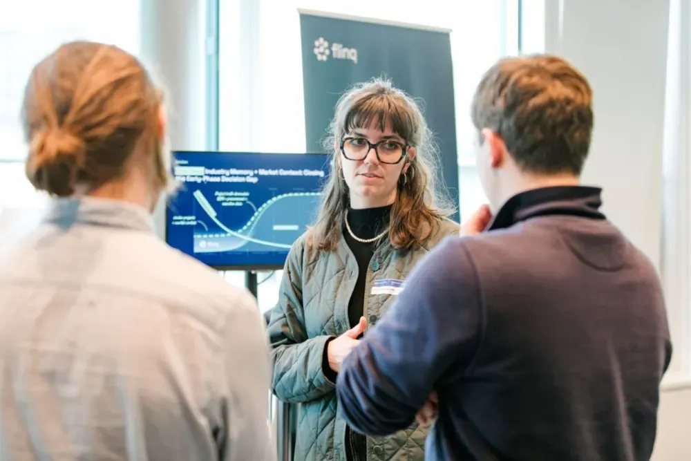 Valentina Mayer-Steudte in conversation at the flinq stand at “Bauindustrie meets Startups 2026”