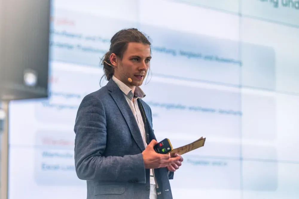 Lukas Simon pitching flinq at the TGA Fachforum in Viega World
